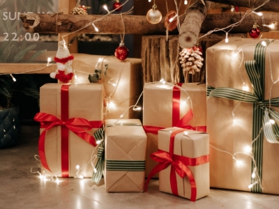 How to seal a gift box with adhesive tape. Here’s the best method
