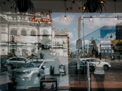 How to remove adhesive tape from glass. Tips to avoid leaving residue